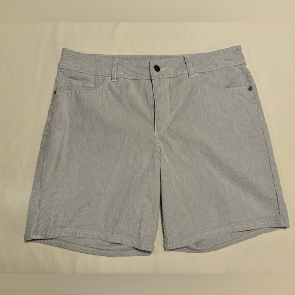 Riders by Lee, mid rise stretch, seersucker pattern, approx size 14 - Picture 1 of 7